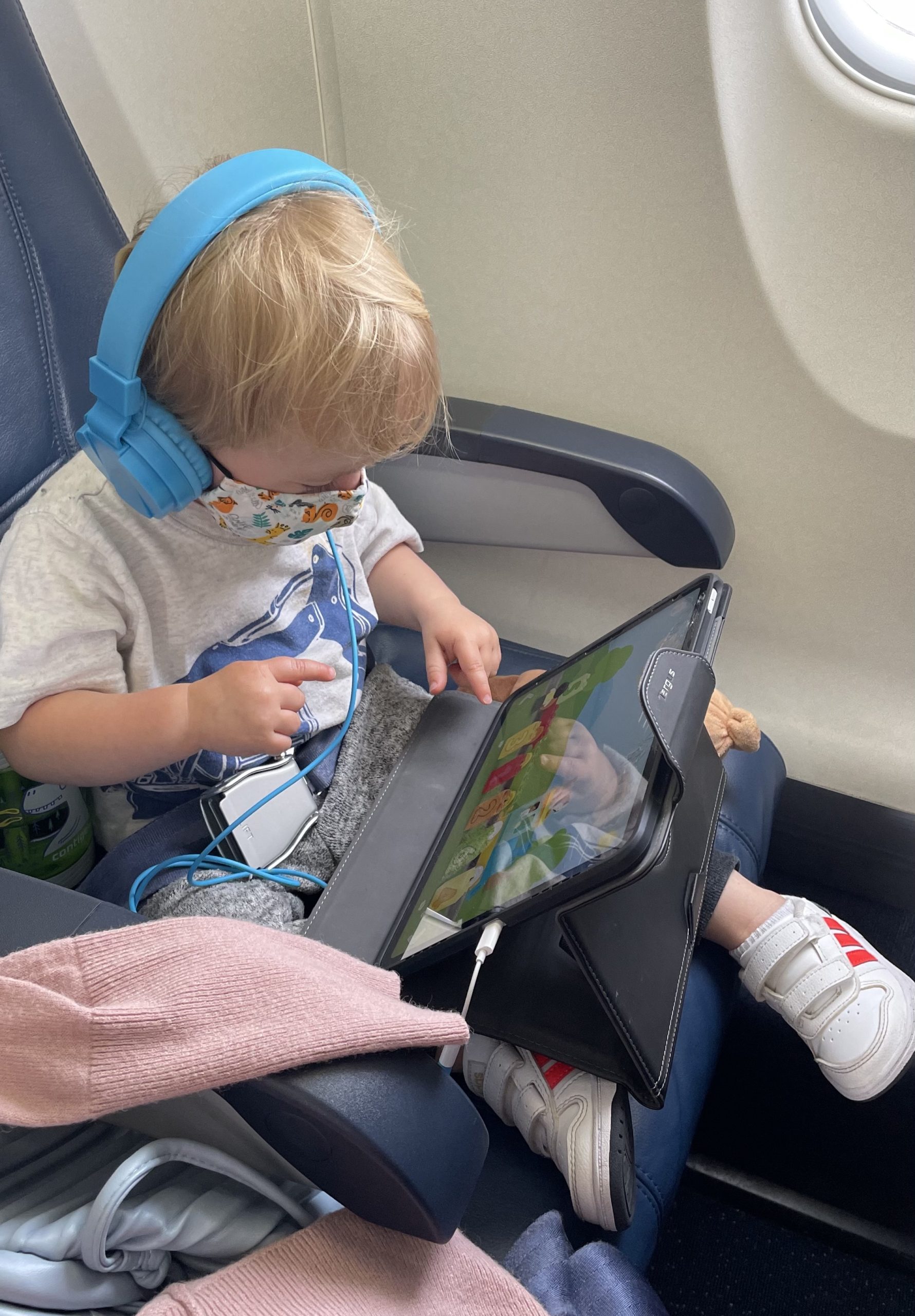 traveling with a toddler on a plane -screen time